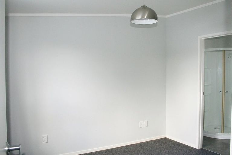 Photo of property in 16a Woodall Place, Totara Vale, Auckland, 0627