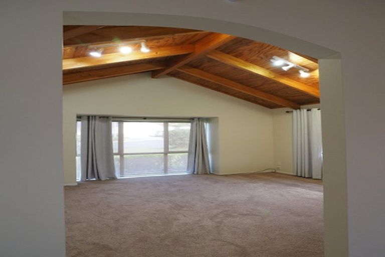 Photo of property in 9 Graven Court, Henderson, Auckland, 0612