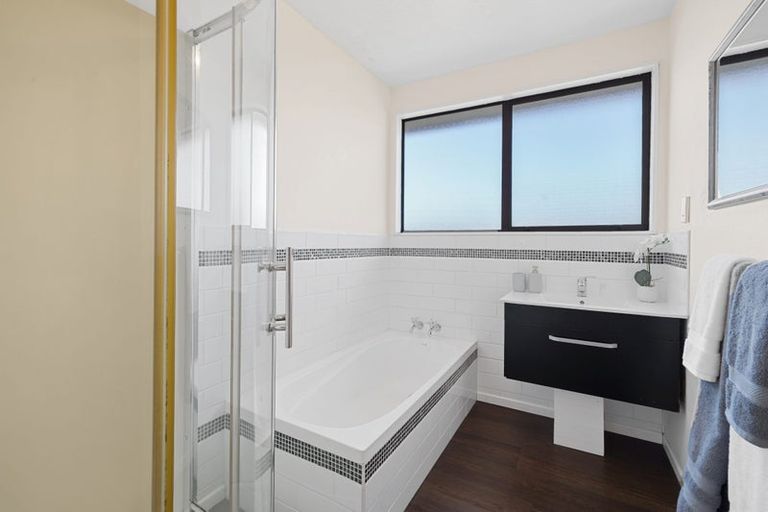 Photo of property in 2/15 Lowry Avenue, Redwood, Christchurch, 8051