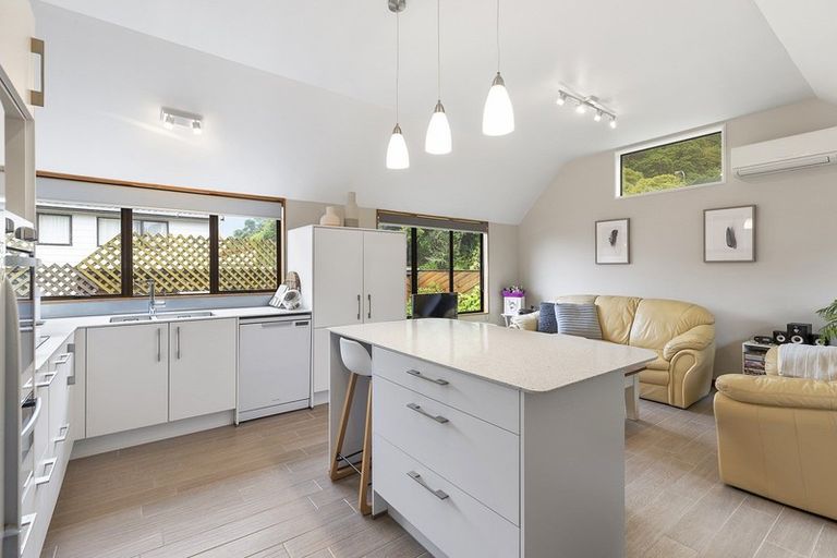 Photo of property in 25 Thatcher Crescent, Crofton Downs, Wellington, 6035