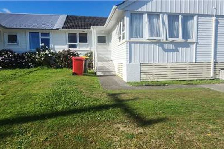 Photo of property in 6a Matahourua Crescent, Cannons Creek, Porirua, 5024