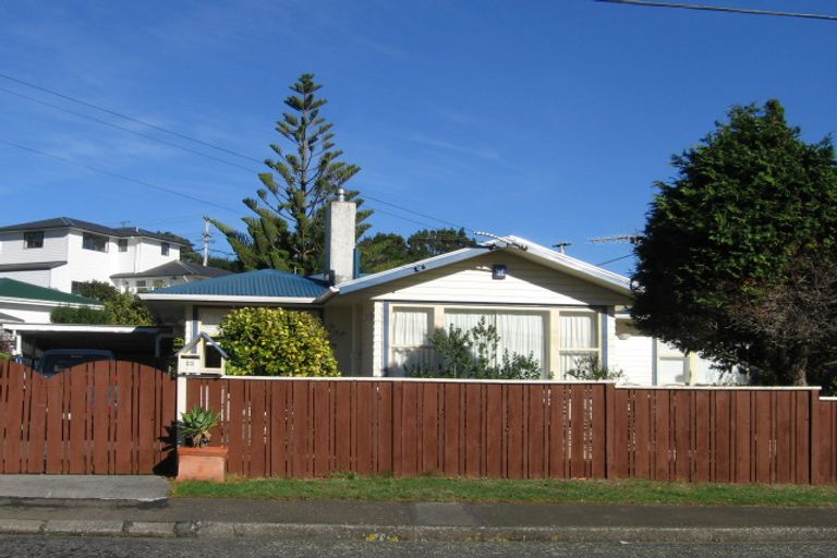 Photo of property in 22 Catherine Crescent, Paparangi, Wellington, 6037