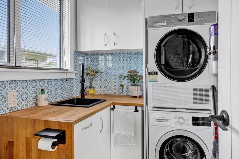 Photo of property in 15 Bone Crescent, Hawera, 4610