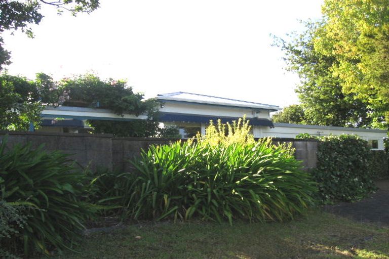 Photo of property in 201 Glenfield Road, Hillcrest, Auckland, 0627