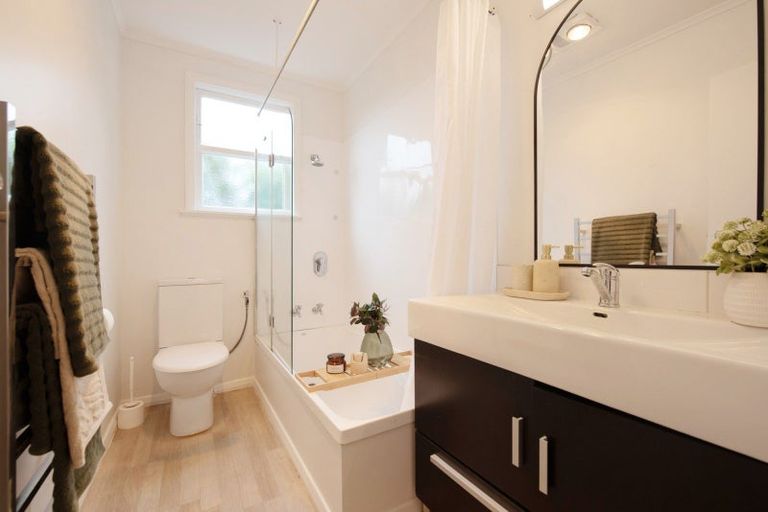 Photo of property in 135 Ruskin Road, Newlands, Wellington, 6037