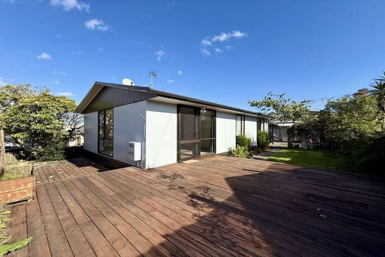 Photo of property in 2/15 Cyril Crescent, West Harbour, Auckland, 0618
