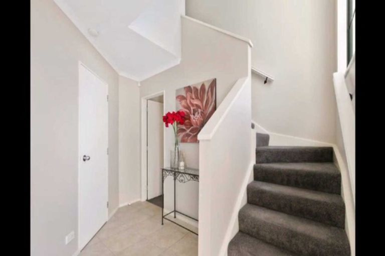 Photo of property in 67 Dress Circle, Newlands, Wellington, 6037