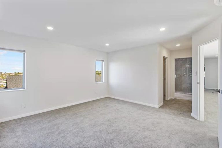 Photo of property in 22 Lorikeet Place, Unsworth Heights, Auckland, 0632