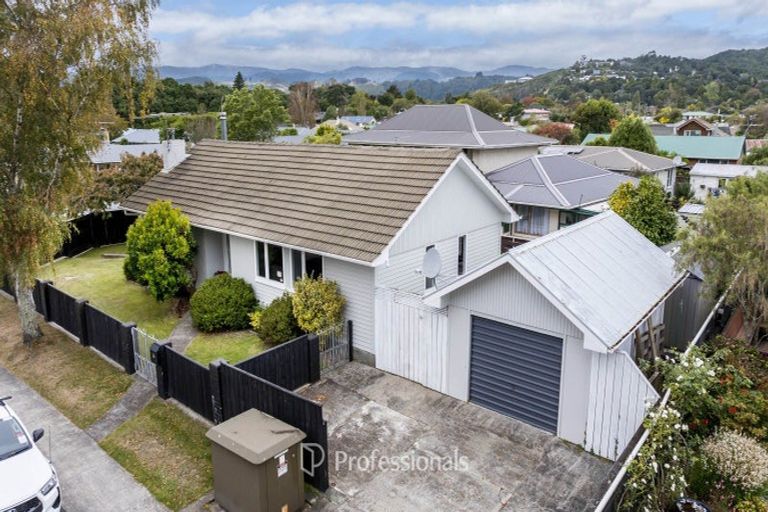 Photo of property in 35 Whirinaki Crescent, Heretaunga, Upper Hutt, 5018
