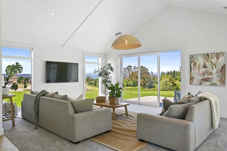 Photo of property in 5 Lens Way, Acacia Bay, Taupo, 3385