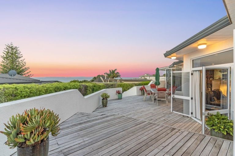 Photo of property in 4 Pacific Parade, Army Bay, Whangaparaoa, 0930