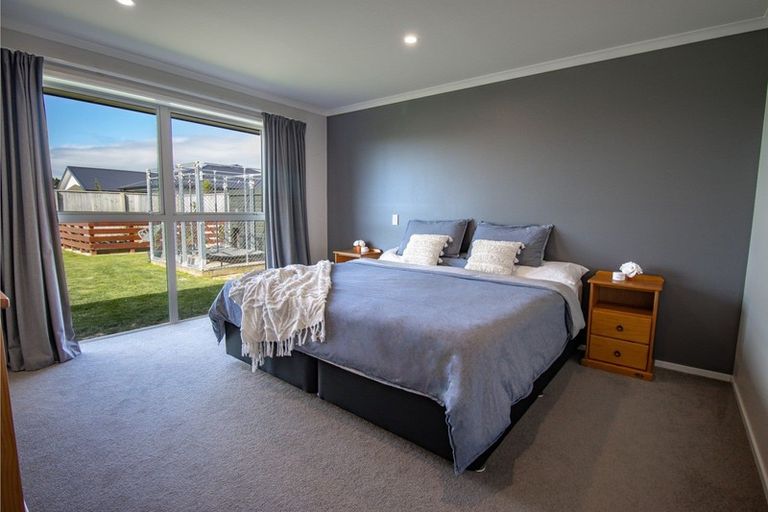 Photo of property in 4 Mediterranean Grove, Fitzherbert, Palmerston North, 4410