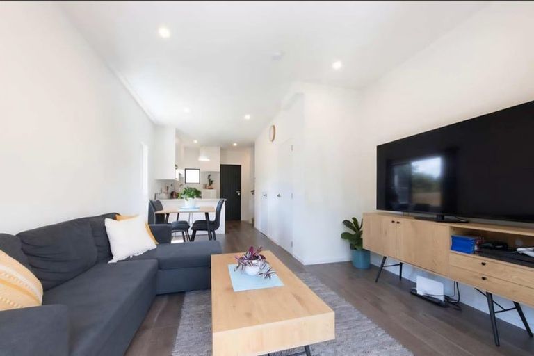 Photo of property in 17 Morihana Close, Glen Eden, 0602