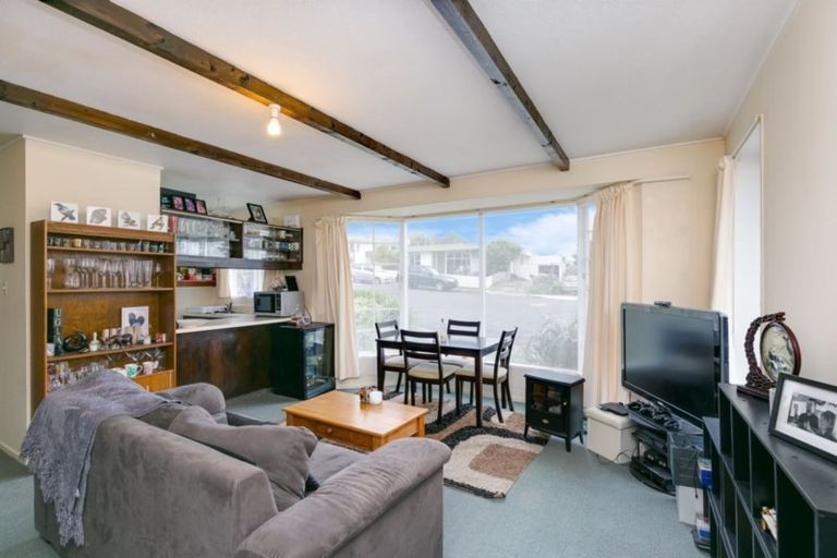 Photo of property in 34 Duchess Place, Maupuia, Wellington, 6022