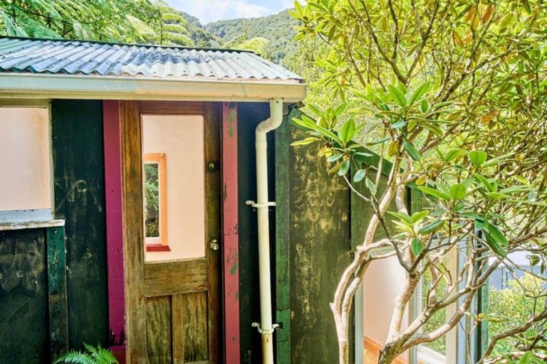 Photo of property in 37 Kotari Road, Days Bay, Lower Hutt, 5013