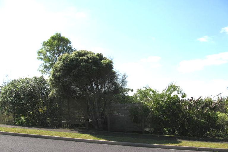 Photo of property in 2 Elmira Place, Browns Bay, Auckland, 0630