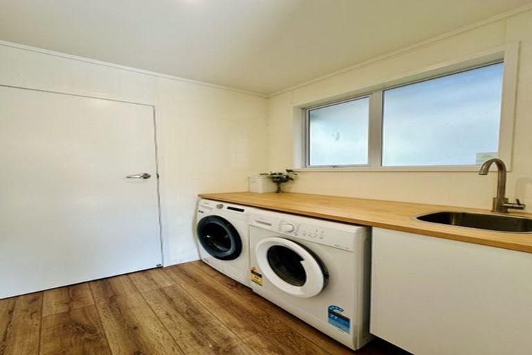 Photo of property in 8 John Dee Crescent, Red Beach, 0932
