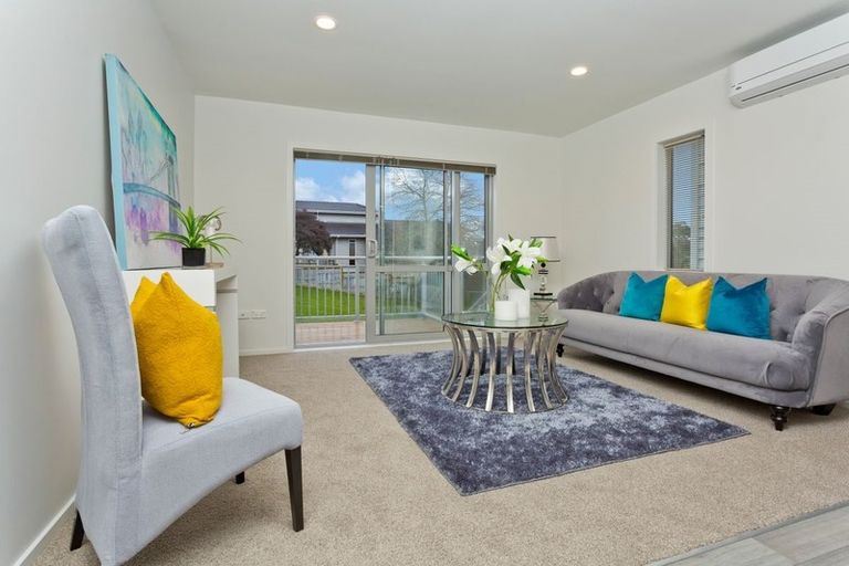 Photo of property in 5/4 John Jennings Drive, Oteha, Auckland, 0632