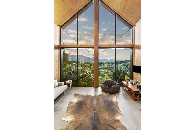 Photo of property in 4 Highfield Ridge, Wanaka, 9305