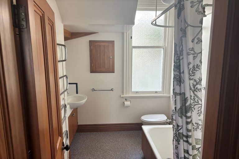 Photo of property in 12 Fairview Crescent, Kelburn, Wellington, 6012