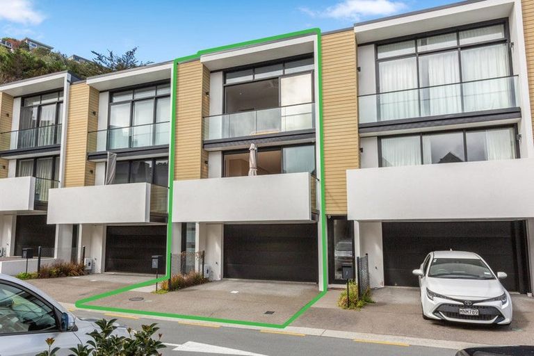 Photo of property in 5 Jean Caldwell Way, Island Bay, Wellington, 6023