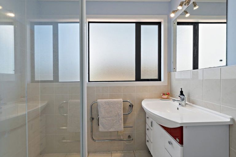 Photo of property in 11 Mackwell Road, Fairview Heights, Auckland, 0632