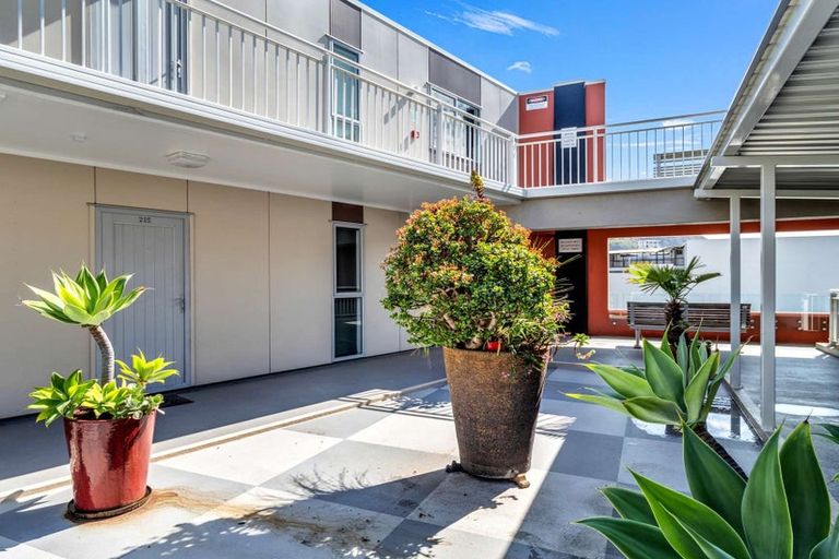 Photo of property in Algarve Apartments, 215/332 Maunganui Road, Mount Maunganui, 3116