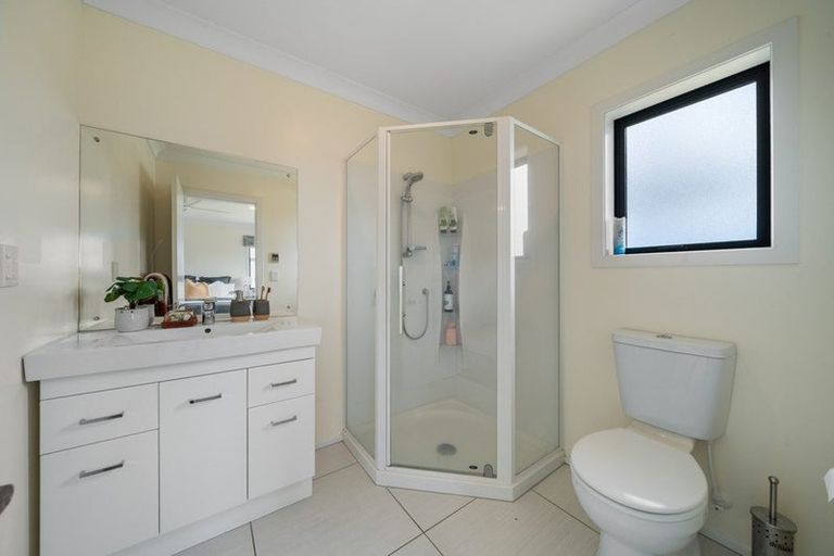 Photo of property in 12 Saint Vincent Terrace, Grenada Village, Wellington, 6037