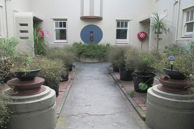 Photo of property in Zena Court, 8/11 Dufferin Street, Mount Victoria, Wellington, 6021