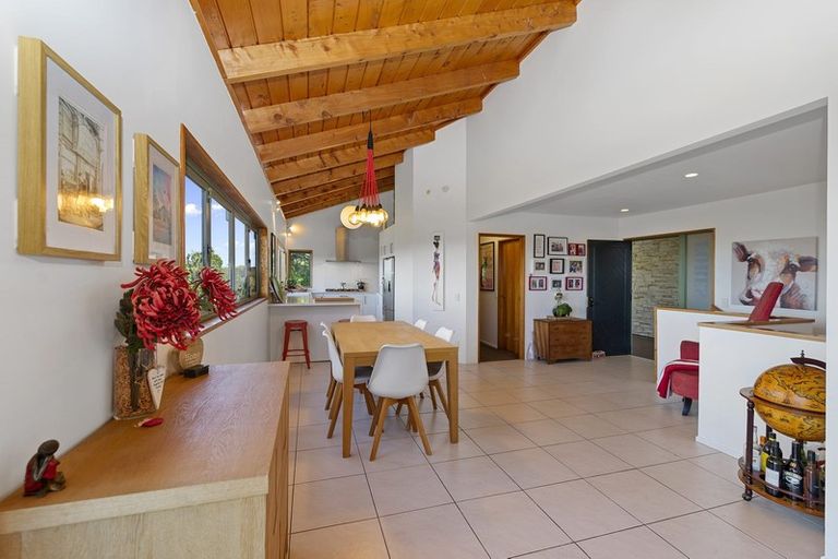 Photo of property in 300 Forest Hill Road, Waiatarua, Auckland, 0612