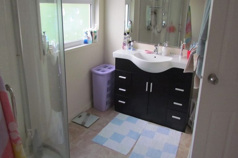 Photo of property in 1/20 Tetrarch Place, Totara Vale, Auckland, 0629