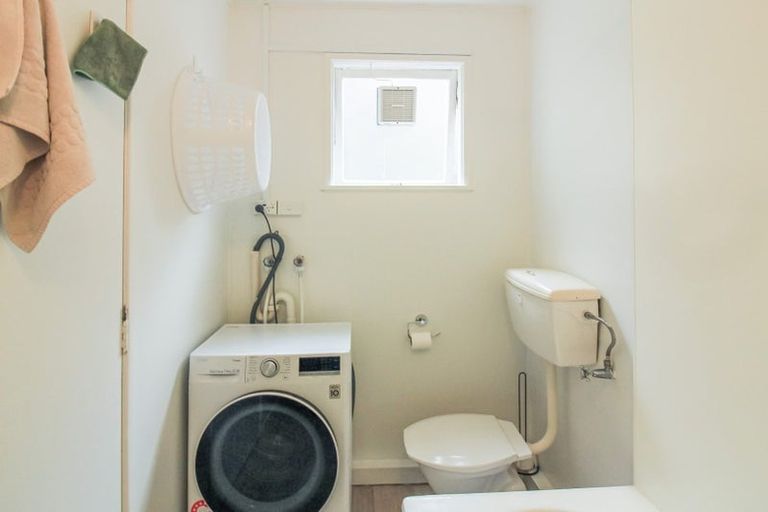 Photo of property in Victoria Court, 11/4 Queen Street, Mount Victoria, Wellington, 6011