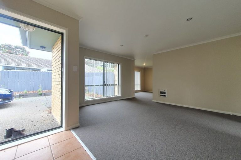 Photo of property in 14 Glenveagh Park Drive, Weymouth, Auckland, 2103