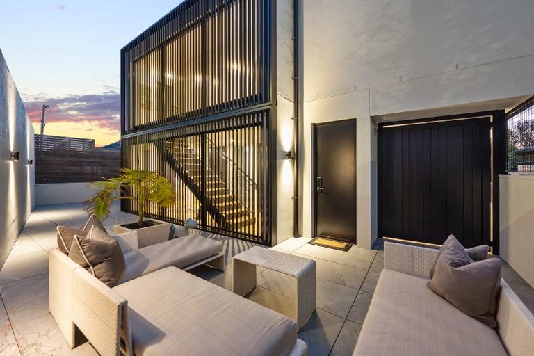 Photo of property in 314a Hurstmere Road, Takapuna, Auckland, 0622