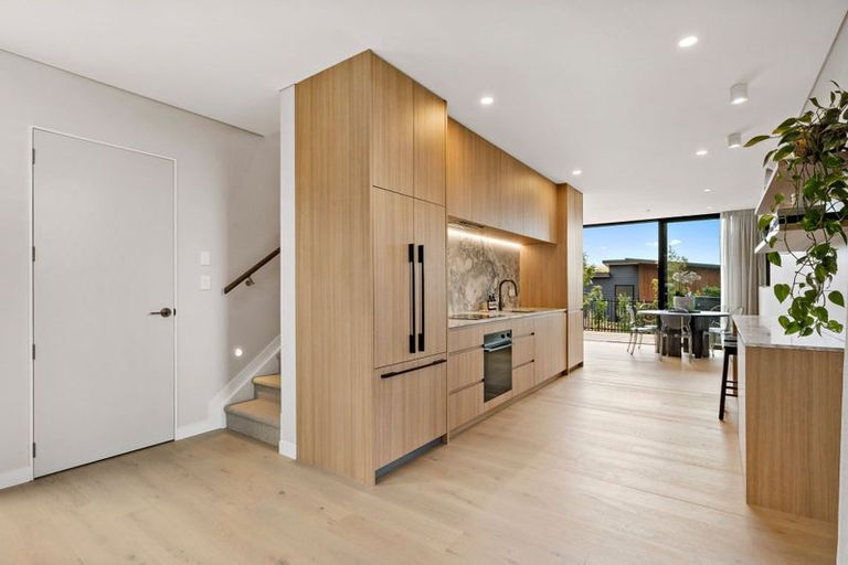 Photo of property in 21e Arahia Street, Northcote, Auckland, 0627