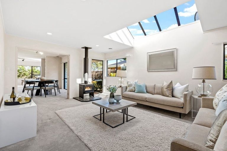 Photo of property in 22 Settlers Grove, Orewa, 0931