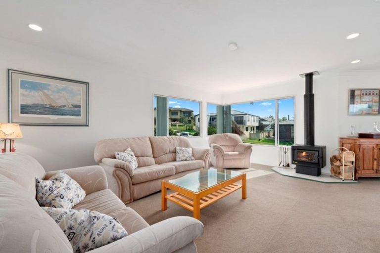 Photo of property in 26 Tornado Place, West Harbour, Auckland, 0618