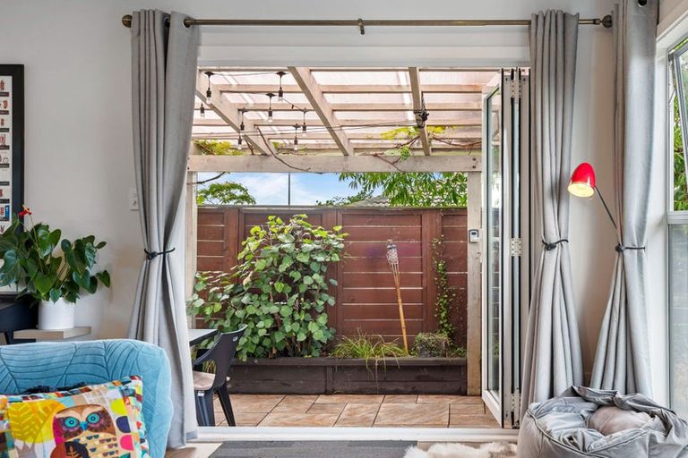 Photo of property in 2/57 Solar Road, Glen Eden, Auckland, 0602