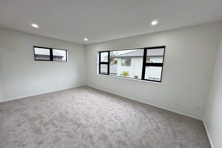 Photo of property in 9/90 Picasso Drive, West Harbour, Auckland, 0618