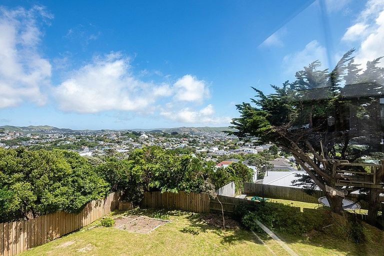 Photo of property in 34 Brooker Grove, Newlands, Wellington, 6037