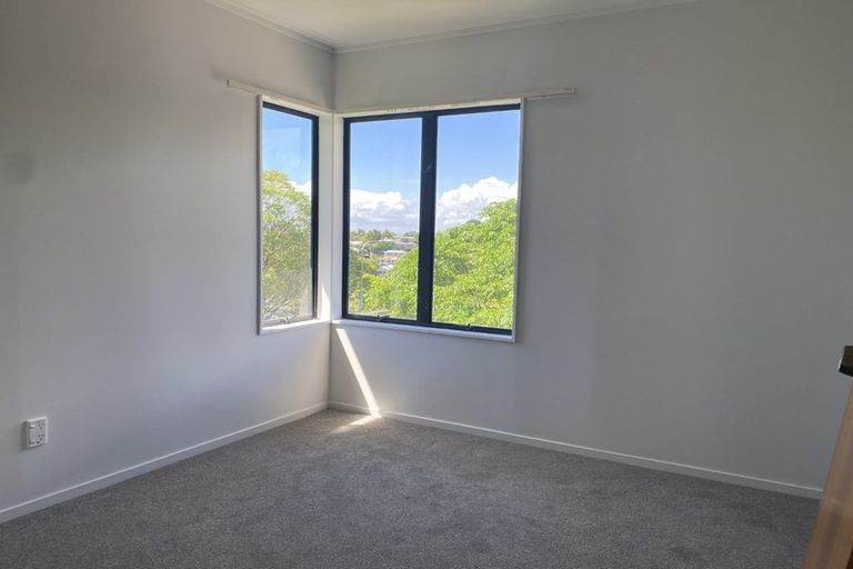 Photo of property in 82 Athena Drive, Totara Vale, Auckland, 0629