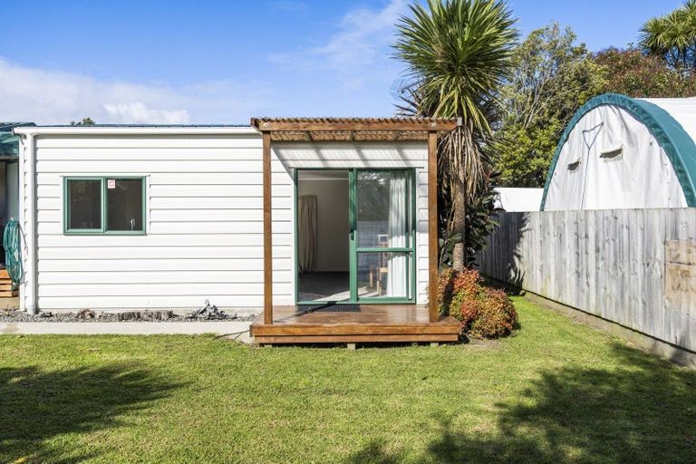 Photo of property in 11 Second Avenue, Glenbrook, Waiuku, 2681
