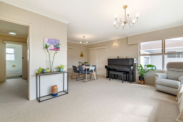 Photo of property in 2/39 Eversleigh Road, Belmont, Auckland, 0622