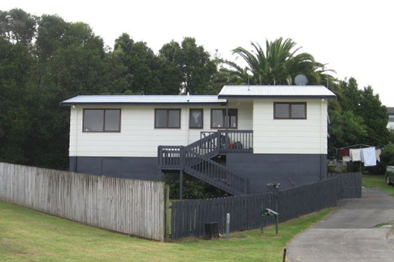 Photo of property in 1/8 Louise Place, West Harbour, Auckland, 0618