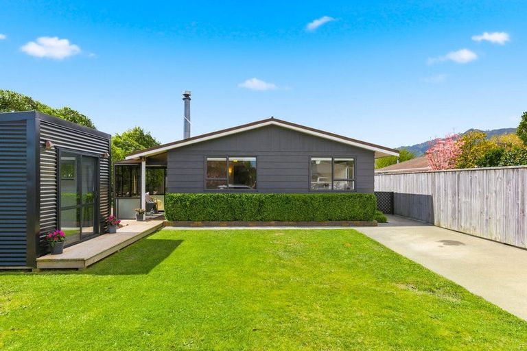 Photo of property in 27 Oriwa Street, Waikanae, 5036