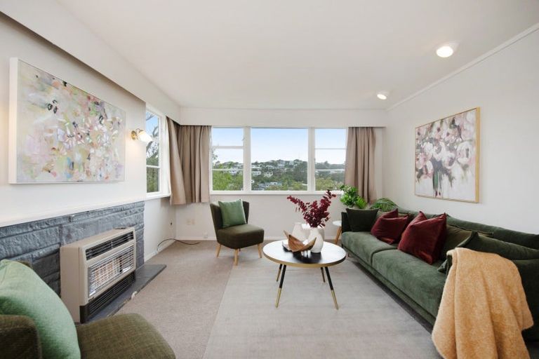 Photo of property in 135 Ruskin Road, Newlands, Wellington, 6037