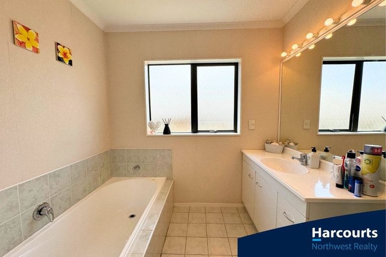 Photo of property in 20 Reybert Place, Massey, Auckland, 0614