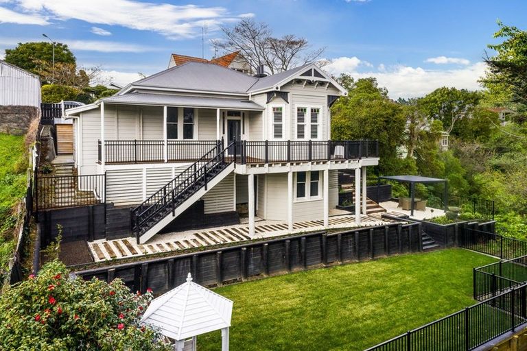 Photo of property in 15 Lawrence Road, Hospital Hill, Napier, 4110