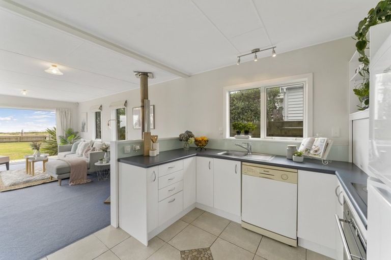 Photo of property in 2 Karaka Street, Otaki Beach, Otaki, 5512