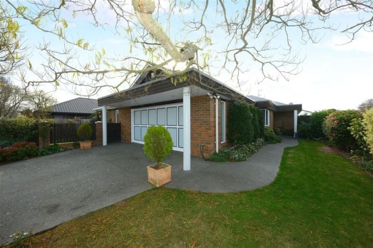 Photo of property in 16 Althorp Place, Avonhead, Christchurch, 8042